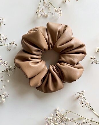 Scrunchie Megha z ekoskóry w karmelowym kolorze, Volie Line