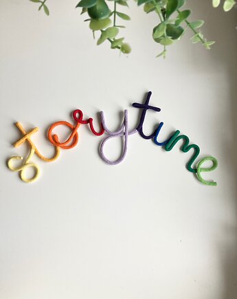 Napis na ścianę  'storytime" w kolorach tęczy, renartgifts