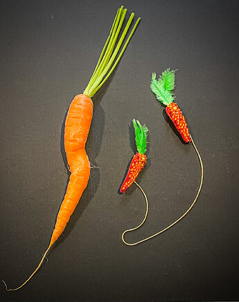 Marchewki broszki połączone łańcuszkiem, migotka shop