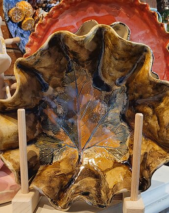 Ceramiczna patera z liściem klonu., Galeria Pod Rotuzem