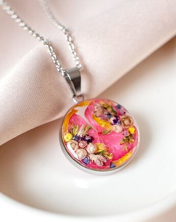 Wisiorek z kompozycją kwiatową