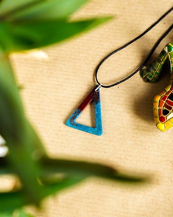 Trójkątny niebiesko-fioletowy wisiorek świecący w ciemności i UV 3 cm, Akrylove art