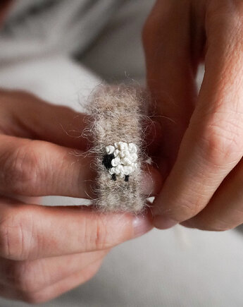 Puszysta, miękka bransoletka handmade - owieczka, Słońcem Tkane