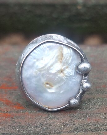 Perła po prostu - pierścionek regulowany, po drugiej stronie lustra