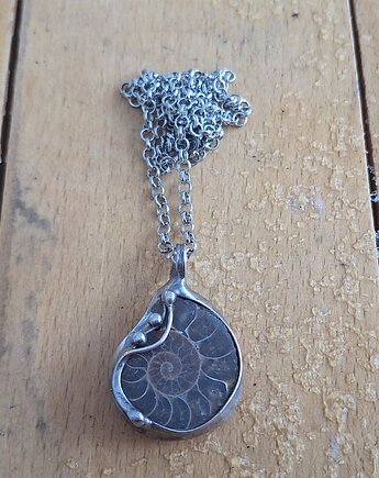 Amonit - wisiorek, po drugiej stronie lustra