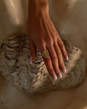 Złoty pierścionek Ariela, w hand works