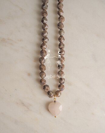 Naszyjnik z ciemnych kamieni jaspis z serduszkiem, Maybe Jwlr