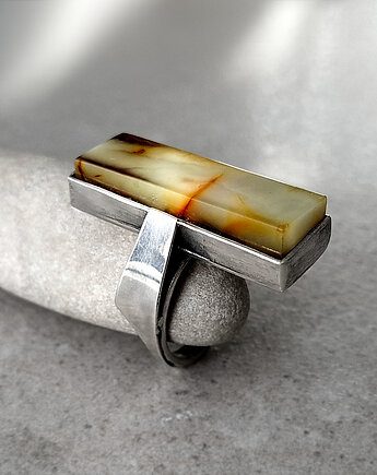 Simple srebrny pierścionek z bursztynem bałtyckim, MIECHUNKA