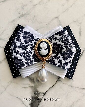 Brosza Kamea Styl Glamour Dama Kameliowa z perłą, Pudrowy Różowy