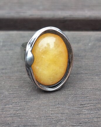 Żółty - pierścionek regulowany, po drugiej stronie lustra