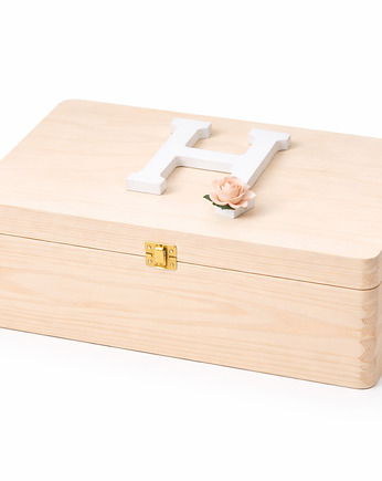 Drewniane pudełko z literką i różą, Papierowe Chwile