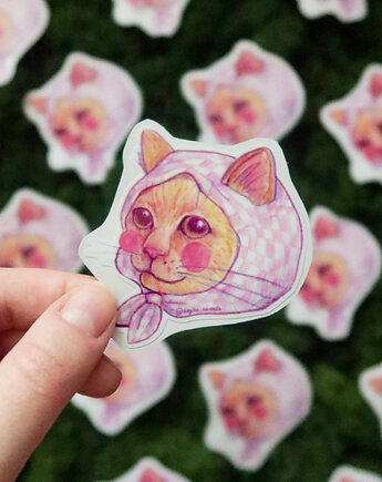 Kot Babuszka w chustce w fioletową kratkę / naklejka winylowa, zazula