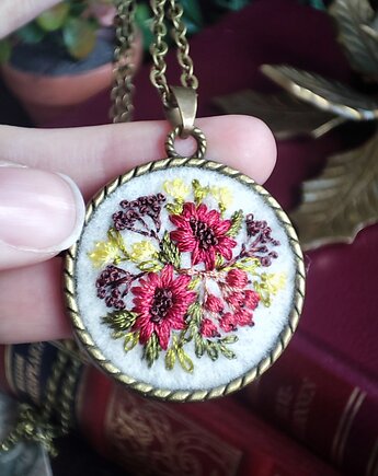 Haftowany wisiorek z jarząbkiem i kwiatami