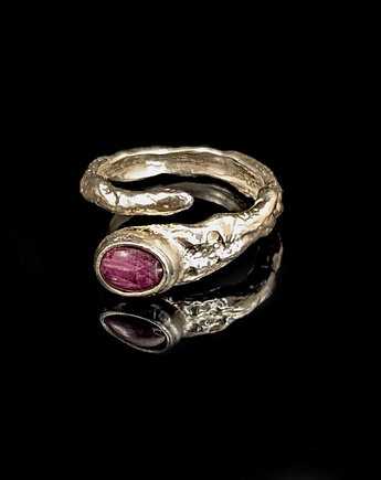 Pierścionek srebrna gałązka z rubinem, Pracownia Neores