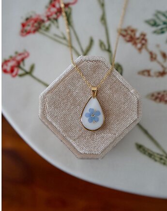 Naszyjnik z niezapominajką na białym tle, ANKO rekodzielo