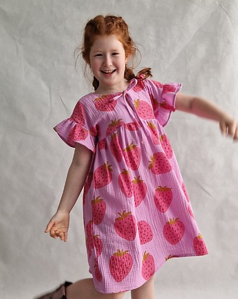 Fioletowa sukienka w truskawki, ilunga