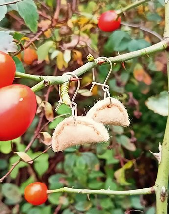 Kolczyki pierogi z filcu na biglu ze srebra próby 925, Ciasto z filcu