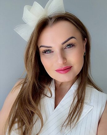 Fascynator ślubny  FRESCA ECRU  / inne kolory, MONIKA SAXTON LUXURIOUS MILLINERY