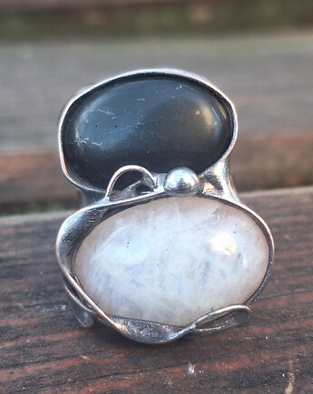 Czerń i biel - pierścionek regulowany, po drugiej stronie lustra