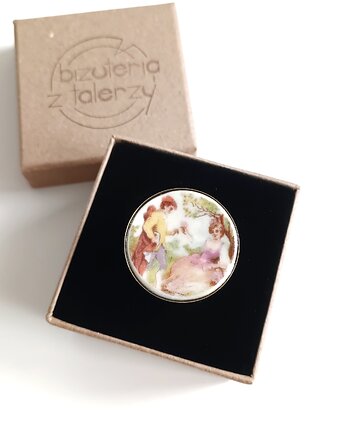 Pierścionek z postaciami, biżuteria z talerzy