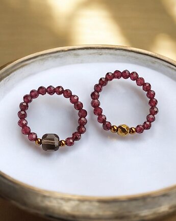 Zestaw pierścionków : granat, kwarc dymny, złoty hematyt, kaktusia