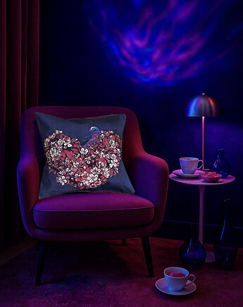 PODUSZKA dekoracyjna autorski wzór: kwiatowe serce z niebieskim ptakiem, NAWROTANKA