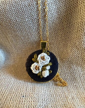 Ręcznie wyszywany naszyjnik "Bukiet białych róż", ReinerArt