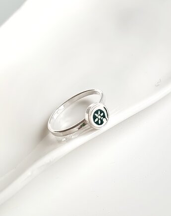 Pierścionek w zielone wzory srebrny, biżuteria z talerzy