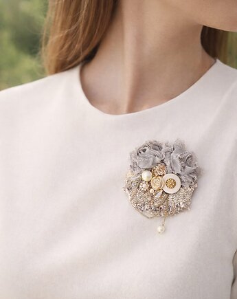 Klara broszka, Nat design