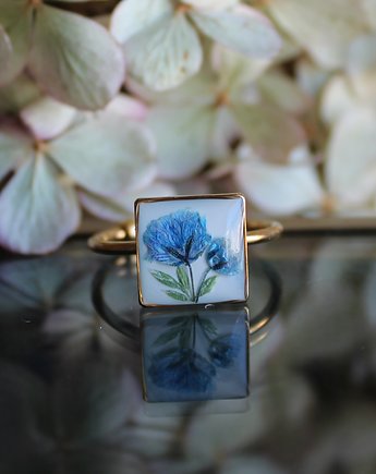 Kwiatowa łąka pierścionek kwadratowy z suszonymi kwiatami gipsówka, zkwiatem