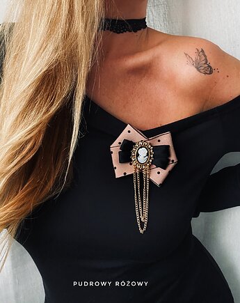 Brosza Kamea Styl Glamour Dama Kameliowa z łańcuszkami, Pudrowy Różowy
