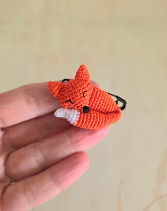 Śpiący lisek przypinka, broszka, mimimali