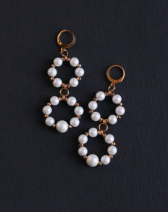 Długie białe kolczyki z satynowymi perłami ceramicznymi, AT NOON