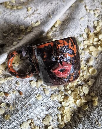 Kubek twarz, kubek rzeźbiona twarz, kubek afryka, usta murzyńskie, Fiona Ceramics