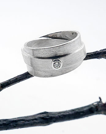 Srebrny satynowy pierścionek wstęga z cyrkonią, Wierzbanowska