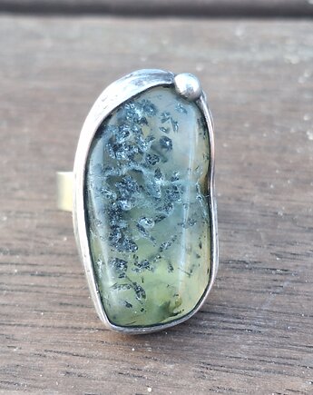 Prenit - pierścionek regulowany, po drugiej stronie lustra