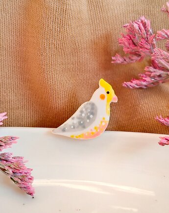 Pin z papugą nimfą, egzotyczna biżuteria z ptakiem, prezent dla fana papug, Dary Rusałki