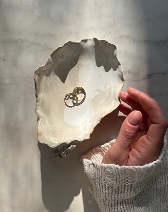 Ceramiczna ostryga na obrączki, kolczyki, palo santo i drobne pamiątki, Maison Fragile
