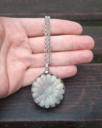 Księżycowy kwiat - wisiorek, po drugiej stronie lustra