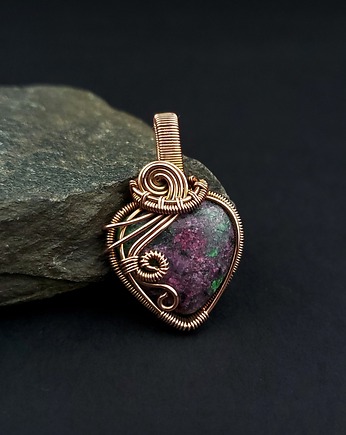 Zoisyt z rubinem wisiorek  wire wrapping, Blue Pearl Art