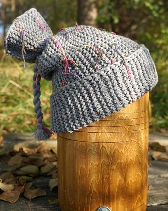 Miękka, hipoalergiczna szara czapka z kolorowymi frędzlami, Strojownia