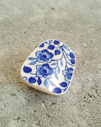 Broszka w kwiaty, biżuteria z talerzy