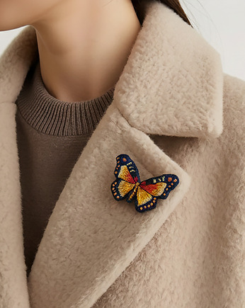 Motyl - ręcznie haftowana broszka, SewNSpray