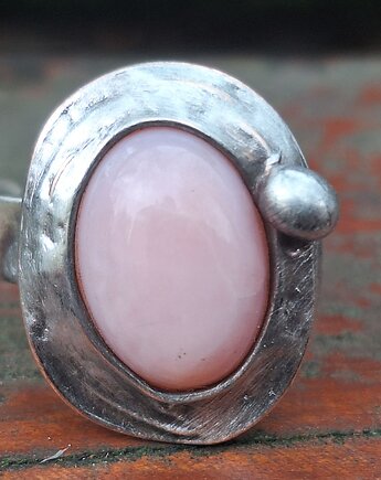 Opal różowy - pierścionek regulowany, po drugiej stronie lustra