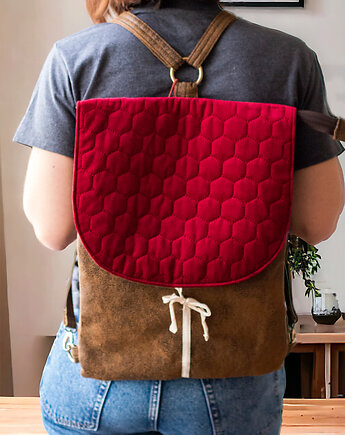 Brązowy plecak z czerwoną pikowaną klapą, raspberi