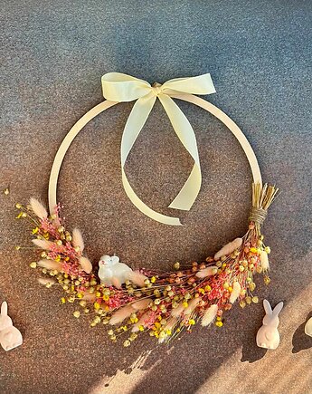 Wianek z suszonych roślin, kolorowy wianek wiosenny z figurką zajączka, Rosa