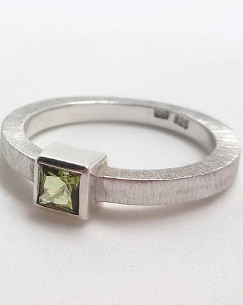 Srebrny pierścionek z kwadratowym oliwinem, Wierzbanowska