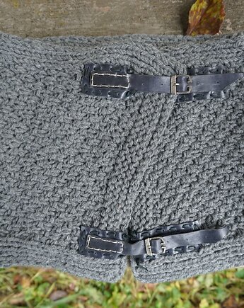 Wełniany komin z regulowanymi skórzanymi klamrami, Strojownia