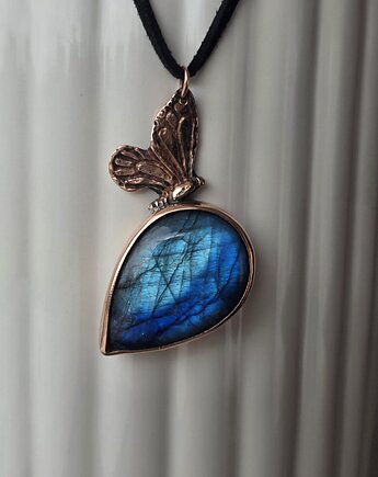 Naszyjnik z labradorytem i motylem, Dziki Królik