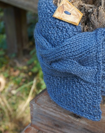 Ręcznie dziergany niebieski komin z warkoczem i guzikiem z drewna oliwnego, Strojownia